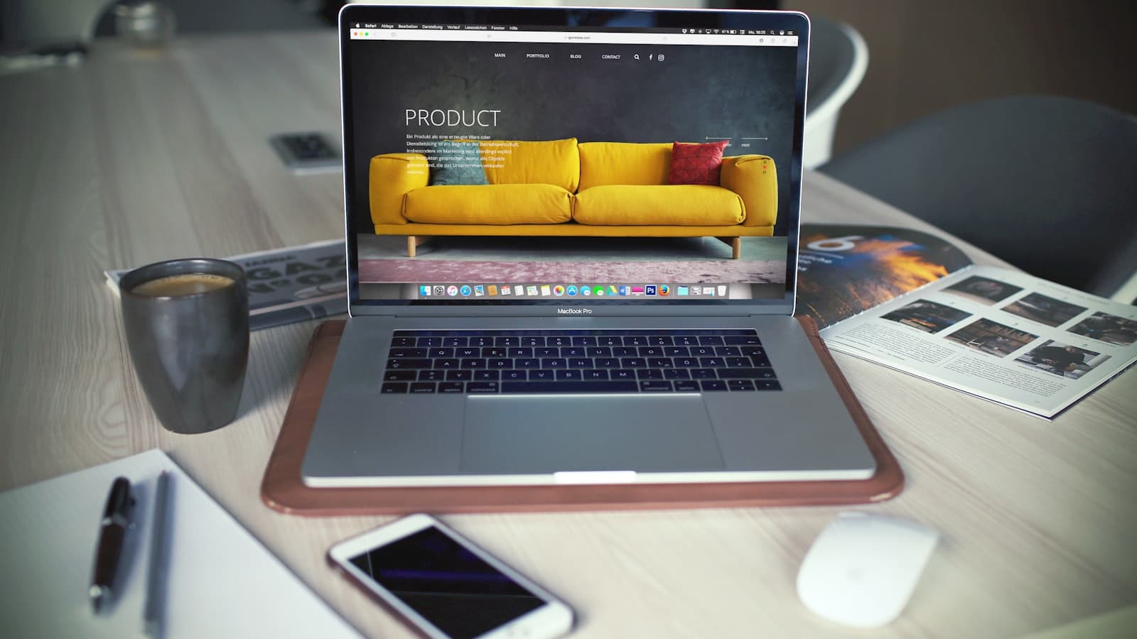 Laptop menampilkan halaman produk sebuah toko online