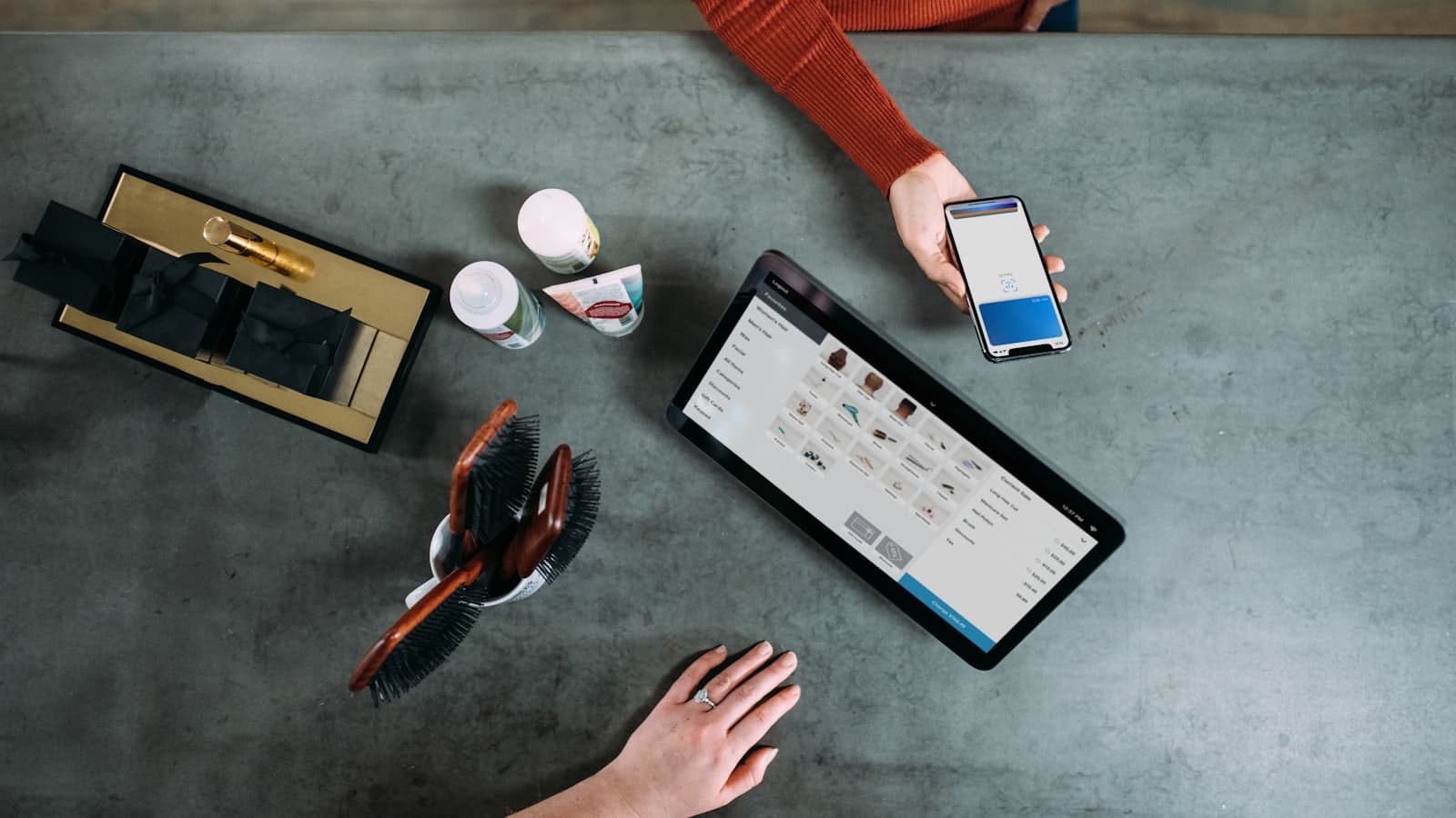 Tampilan dari atas meja kasir dengan tablet dan mesin pembayaran kartu