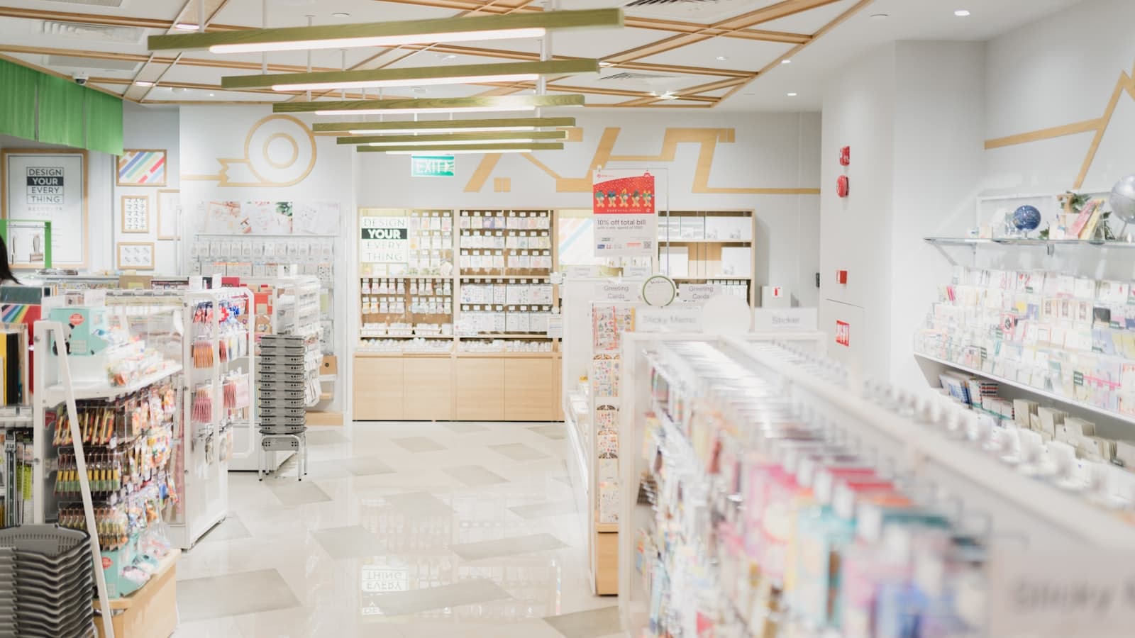 Interior apotek modern dengan rak obat tertata rapi