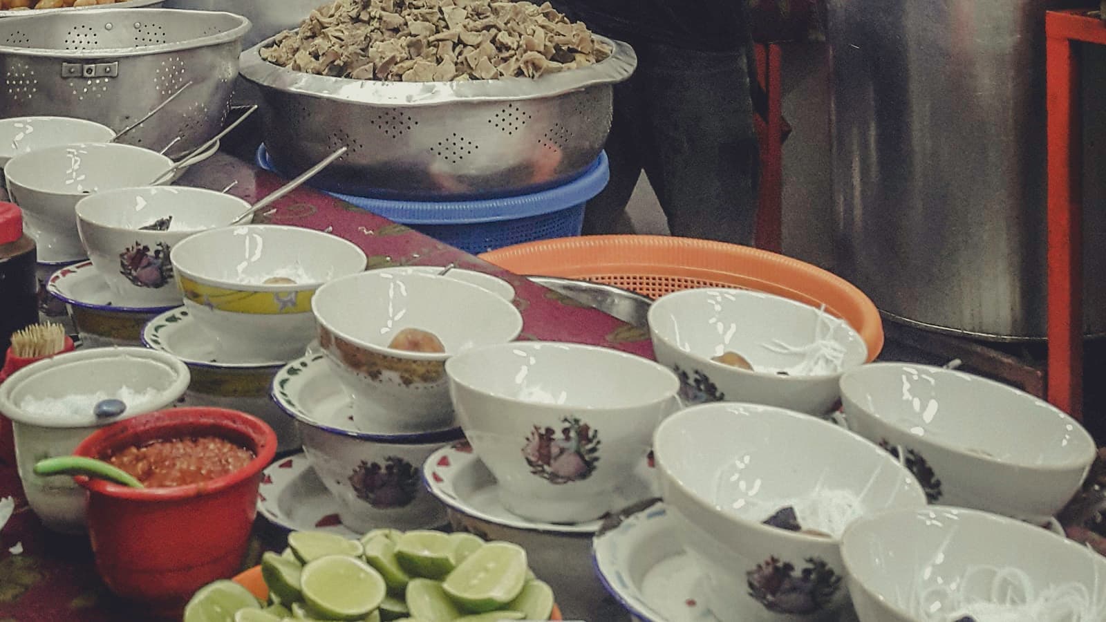 Pemilik warung memasak pesanan di dapur rumah makan